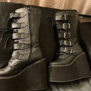 Demonia swing 220 size 7.